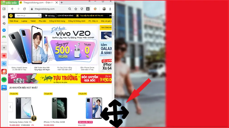 Thao tác kéo và căn chỉnh cửa sổ ứng dụng vào một bên màn hình, minh họa bước đầu tiên để mở 2 màn hình hiệu quả