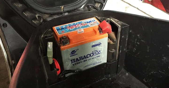 Sạc bình ắc quy xe máy, một hành động cần thiết khi bảo quản xe máy khi không sử dụng