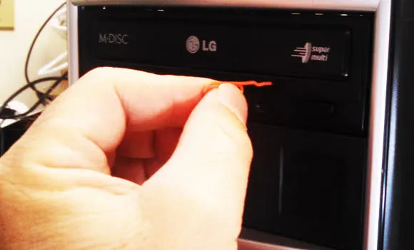 Cách xử lí khi ổ CD/DVD bị kẹt đĩa bằng kẹp giấy