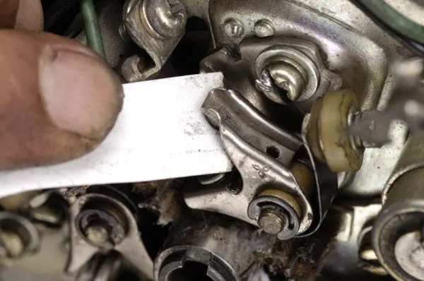 Quan sát tia lửa điện tại tiếp điểm để chẩn đoán tình trạng tụ điện của hệ thống đánh lửa vít lửa