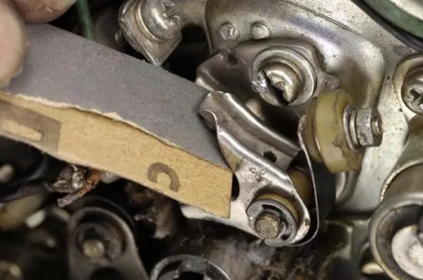 Kỹ thuật vệ sinh bề mặt tiếp điểm bị cháy rỗ trong hệ thống đánh lửa vít lửa