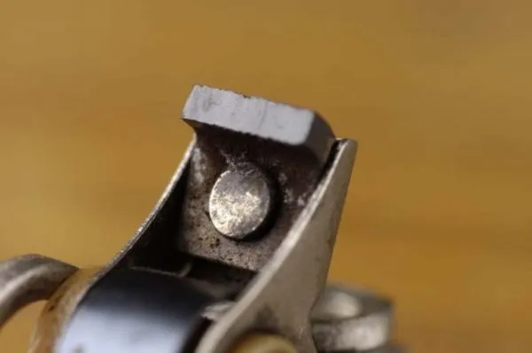 Kiểm tra và bôi trơn gối tiếp điểm để giảm mài mòn trong hệ thống đánh lửa vít lửa