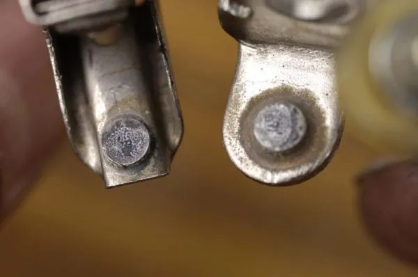 Bảo dưỡng định kỳ các bộ phận của hệ thống đánh lửa vít lửa để duy trì hiệu suất ổn định