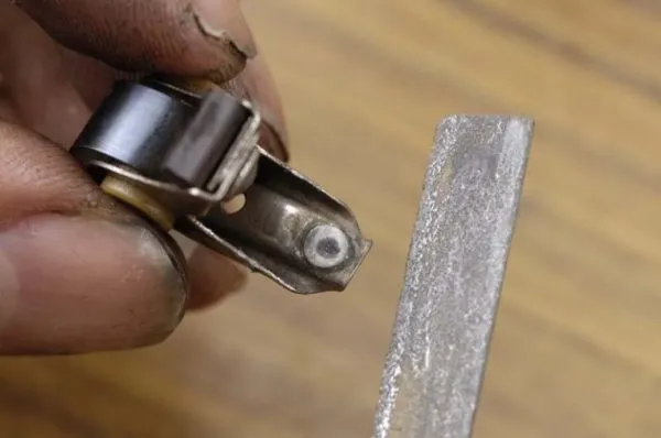 Thực hiện điều chỉnh và sửa chữa chi tiết hệ thống đánh lửa vít lửa cho xe máy cổ điển