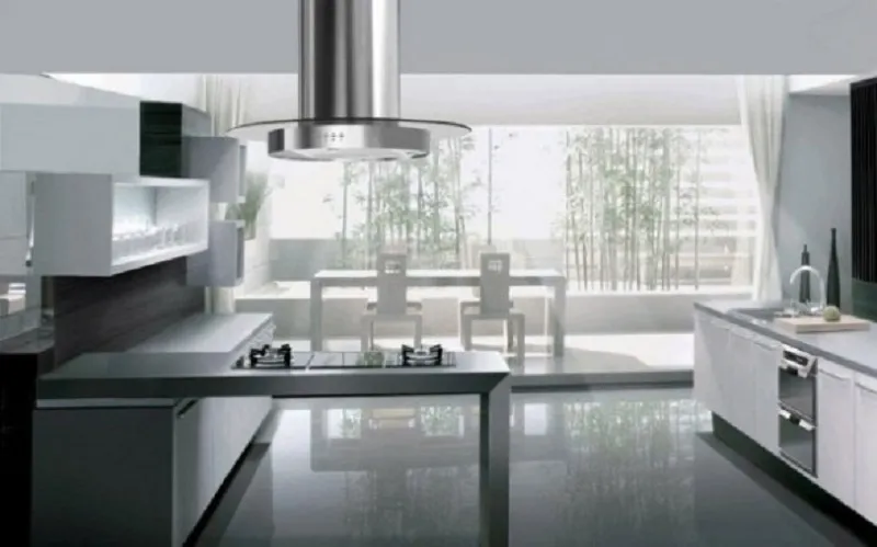 Quy trình chuẩn bị dụng cụ và vị trí trước khi thực hiện cách lắp máy hút mùi độc lập trong căn bếp.