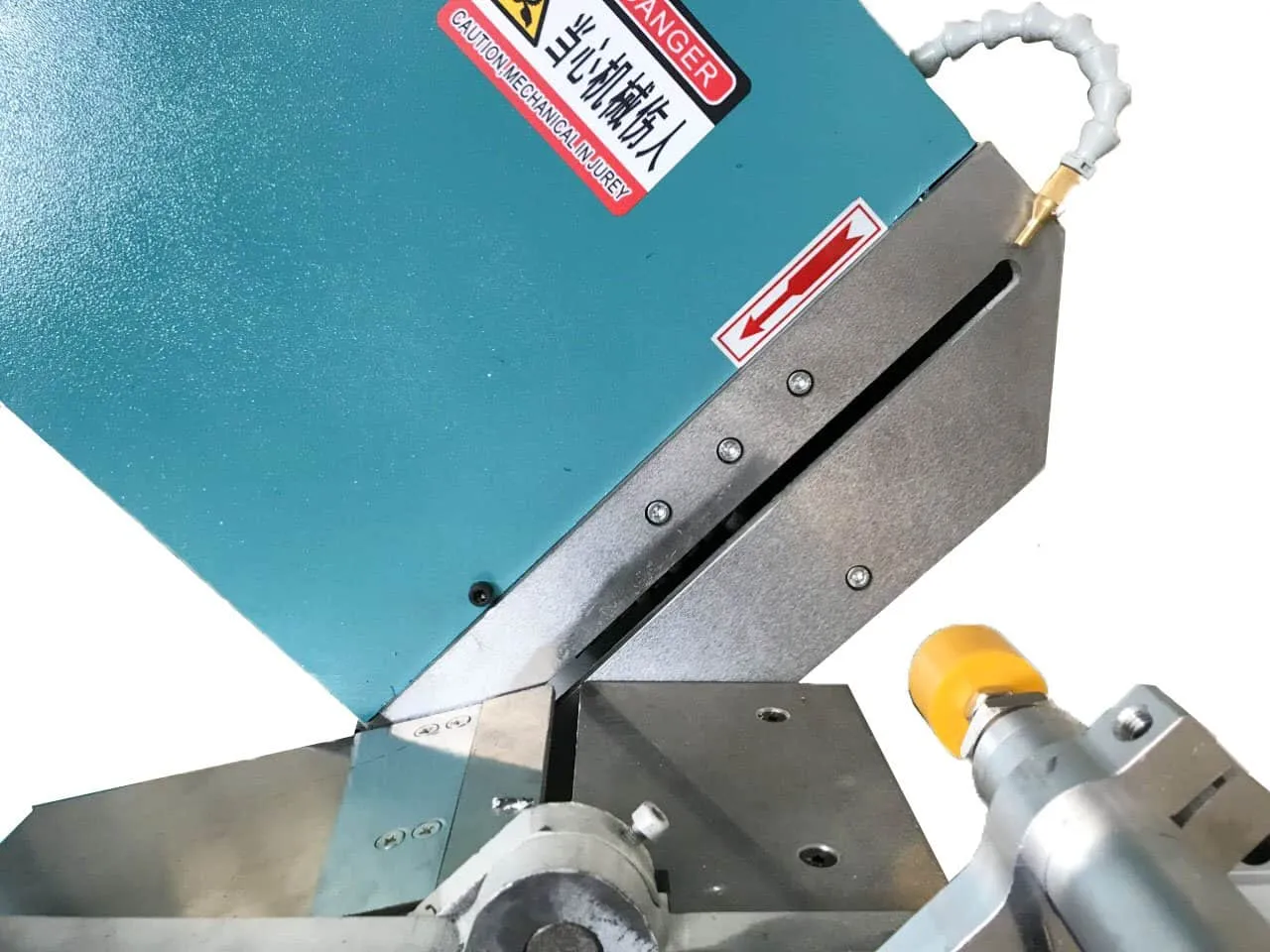 Máy cắt nhôm hai đầu đang kẹp chặt thanh nhôm