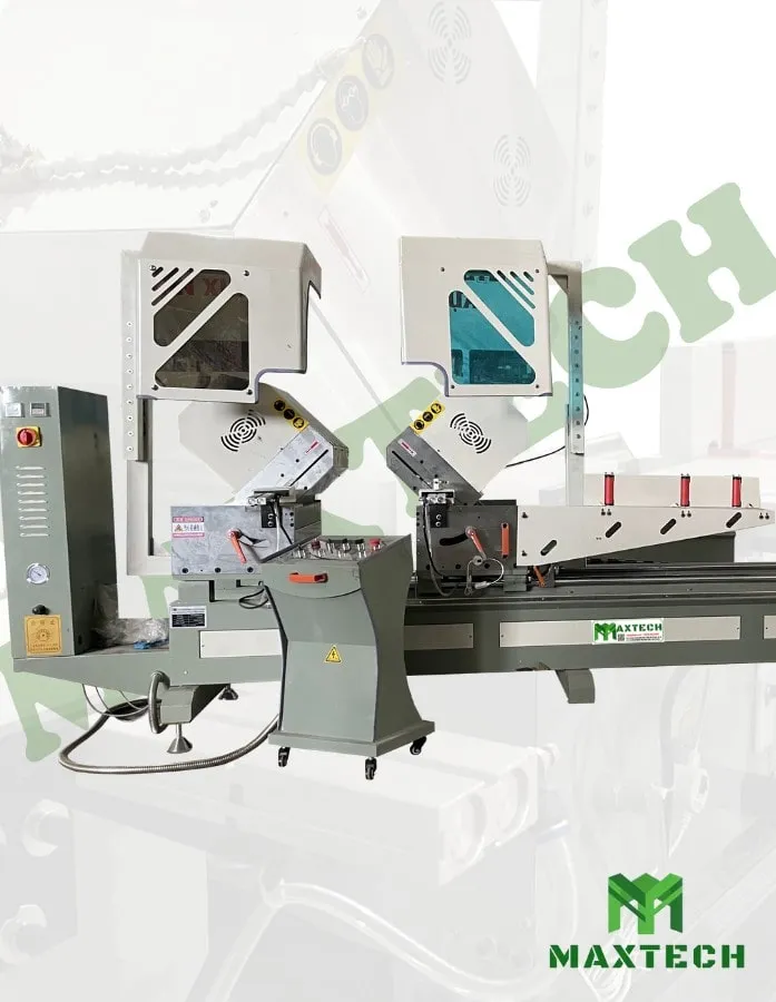 Thợ vận hành đang thực hiện cắt nhôm trên máy hai đầu