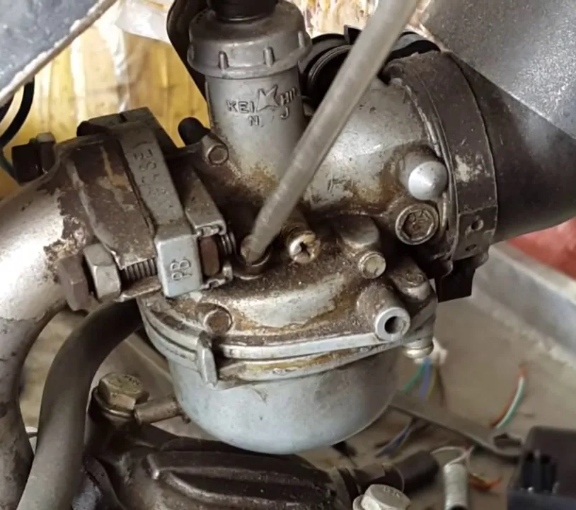 Chuyên gia đang thực hiện cách chỉnh chế hòa khí xe máy bằng dụng cụ chuyên dụng