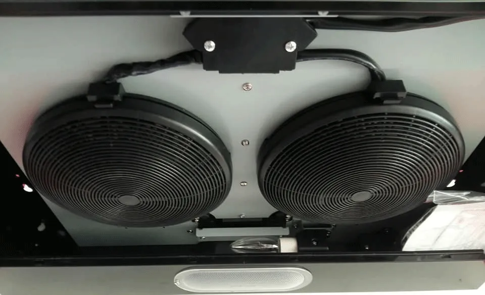 Thực hiện tháo vỉ than hoạt tính cũ một cách nhẹ nhàng trong quá trình lắp đặt