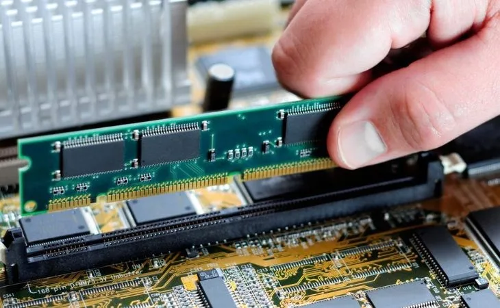 Vệ sinh và cắm lại thanh RAM để khắc phục lỗi màn hình máy tính bàn không lên