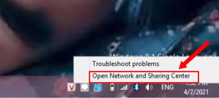 Bạn chọn Open Network and Sharing Center