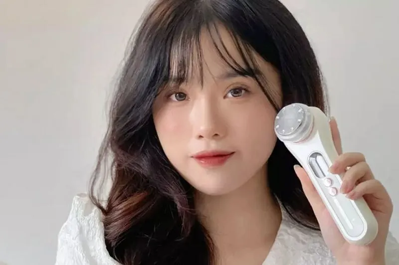 Sử dụng máy massage ion để làm sạch da chuyên sâu với chế độ Hot Cleansing