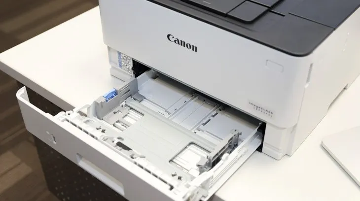 Hộp mực máy in trống rỗng, cần thay mới để khắc phục lỗi không ra chữ