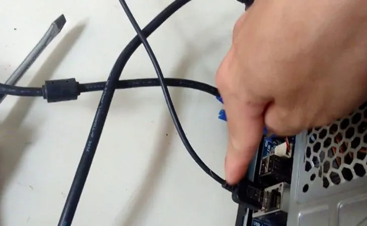 Cắm chặt lại cáp kết nối màn hình là cách mở nguồn màn hình máy tính bàn hiệu quả