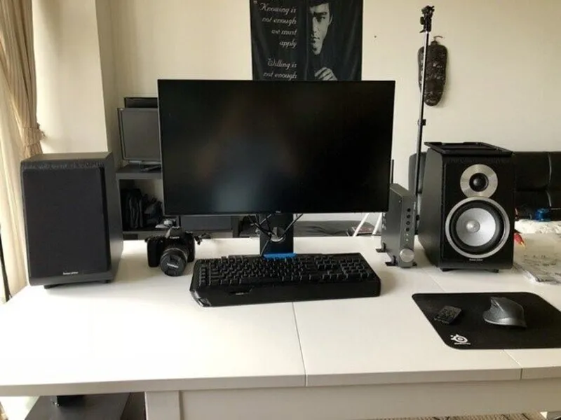 Người dùng kiểm tra kết nối loa và tai nghe, một bước quan trọng để mở nhạc trên máy tính