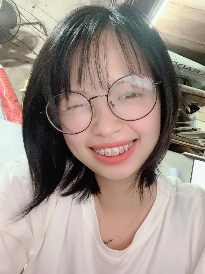 Người phụ nữ đang chăm sóc tóc bằng serum dưỡng tóc, biểu tượng của sự quan tâm đến mái tóc