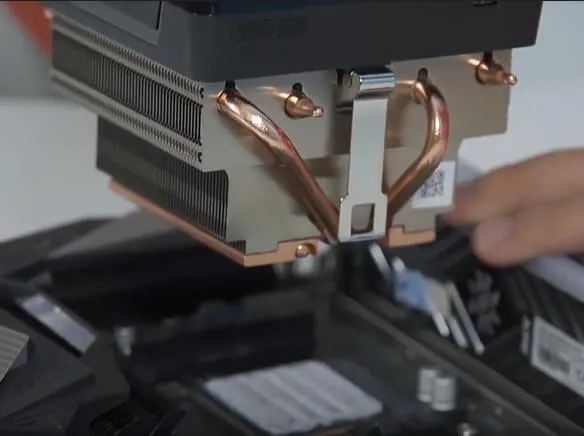 Thoa keo tản nhiệt lên bề mặt CPU trước khi gắn tản nhiệt, quan trọng khi tự lắp máy tính để bàn