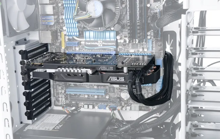 Gắn card đồ họa rời vào khe PCIe x16 trên bo mạch chủ, ấn mạnh cho đến khi khóa ngàm khi tự lắp máy tính để bàn