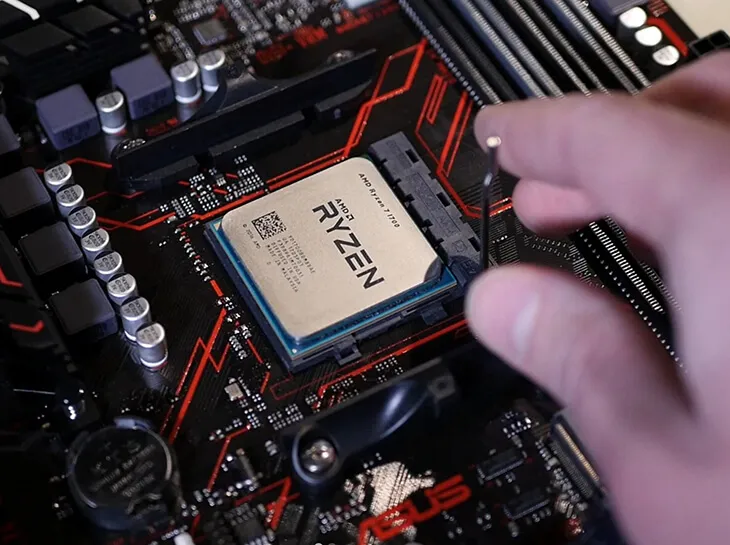 Đặt bộ vi xử lý (CPU) vào đúng khe socket trên bo mạch chủ, đảm bảo căn chỉnh khi tự lắp máy tính để bàn