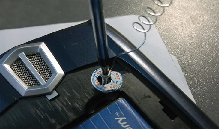 Kỹ thuật tháo vít bị toét đầu nằm sâu bằng lò xo hoặc dây thép, giúp tạo độ bám cho tua vít và xoay vít ra khỏi vị trí kẹt.