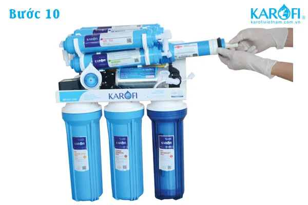 Đưa màng lọc RO vào vỏ màng đúng cách khi lắp đặt máy lọc nước Karofi 8 lõi