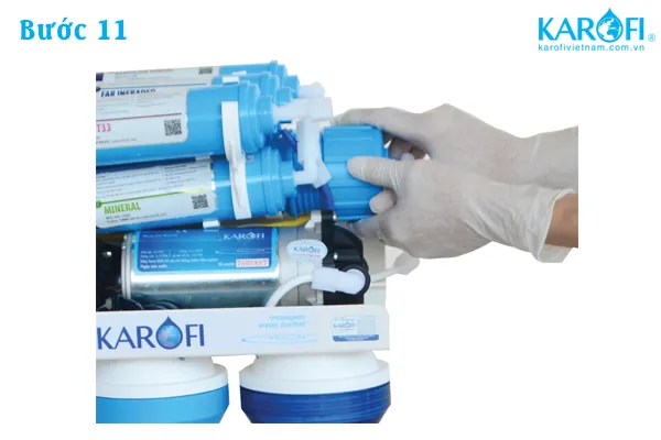 Vặn chặt vỏ màng RO để hoàn tất việc lắp đặt màng lọc trong máy Karofi 8 lõi