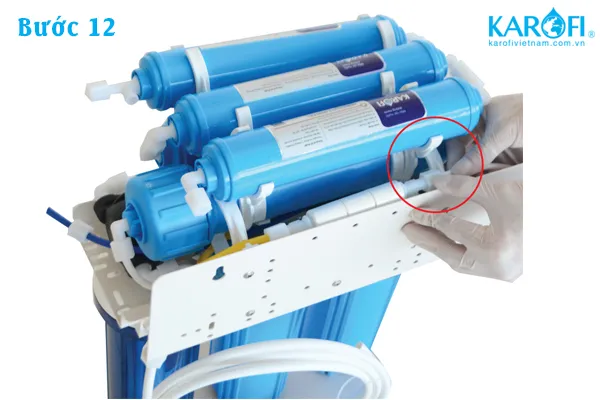 Kết nối dây nước thải của màng RO với đường xả khi lắp đặt máy lọc nước Karofi 8 lõi