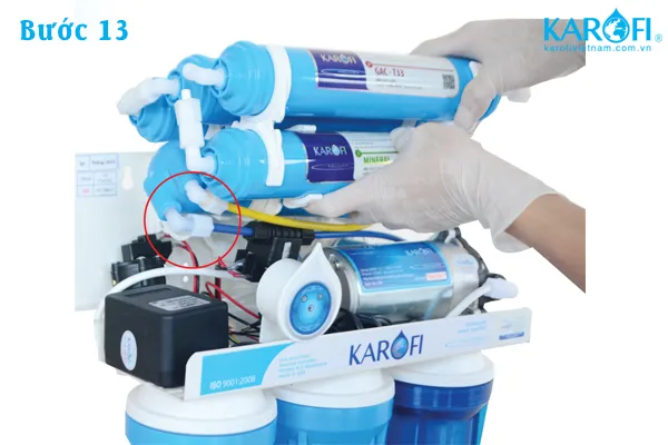 Chuẩn bị sục rửa màng RO bằng cách nối dây đầu ra nước tinh khiết ra đường xả khi lắp đặt máy lọc nước Karofi 8 lõi
