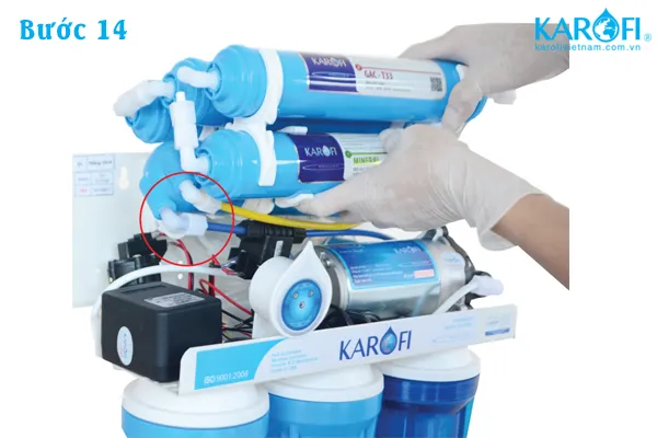 Cắm điện và sục rửa màng RO trong 20 phút khi lắp đặt máy lọc nước Karofi 8 lõi