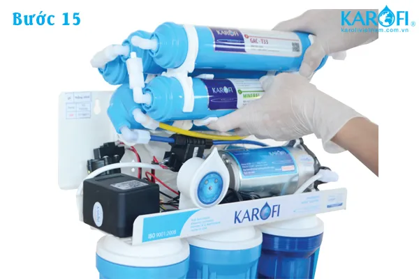 Nối dây nước tinh khiết từ màng RO vào bình áp khi lắp đặt máy lọc nước Karofi 8 lõi