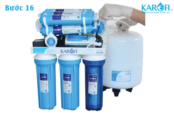 Kết nối cút đầu ra từ bình áp với lõi lọc số 5 (T33-GAC) trong quy trình lắp đặt máy Karofi 8 lõi