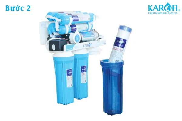 Lắp đặt các lõi lọc thô số 1, 2, 3 vào cốc lọc của máy Karofi 8 lõi