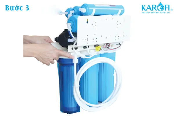 Kết nối dây RO với cút đầu vào của cốc lọc số 1 khi lắp đặt Karofi 8 lõi