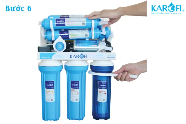 Siết chặt cốc lọc số 1 sau khi nước tràn ra, hoàn tất bước lắp đặt máy lọc nước Karofi 8 lõi