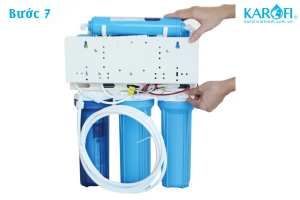 Tắt nguồn điện và nối lại dây màng RO với cốc lọc số 3 trong quy trình lắp đặt Karofi 8 lõi