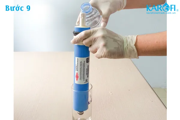 Thấm ẩm màng RO bằng nước tinh khiết trong quá trình lắp đặt máy lọc nước Karofi 8 lõi