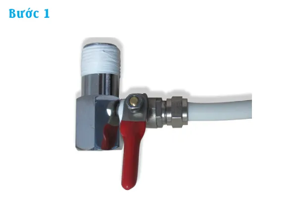 Kết nối ống dẫn và van khóa nguồn nước cấp đầu vào trong cách lắp đặt máy lọc nước Karofi 9 lõi.
