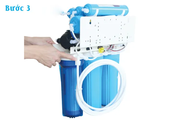 Thực hiện quấn cao su non và nối dây dẫn vào lõi lọc thô trong quá trình lắp đặt máy lọc nước Karofi 9 lõi.