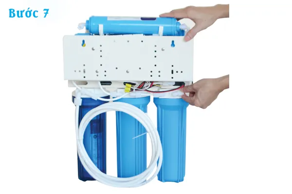 Nối ống dẫn nước thải vào vị trí thích hợp, hoàn thiện cách lắp đặt máy lọc nước Karofi 9 lõi.