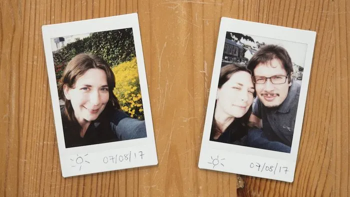 Người dùng thao tác điều chỉnh chế độ High-Key trên máy ảnh Instax Mini 9 để tăng độ sáng cho ảnh