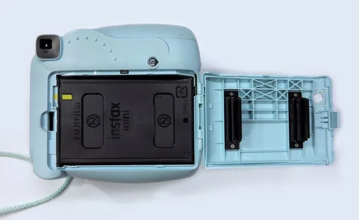 Hướng dẫn lắp pin đúng cách vào ngăn chứa của máy Instax Mini 9