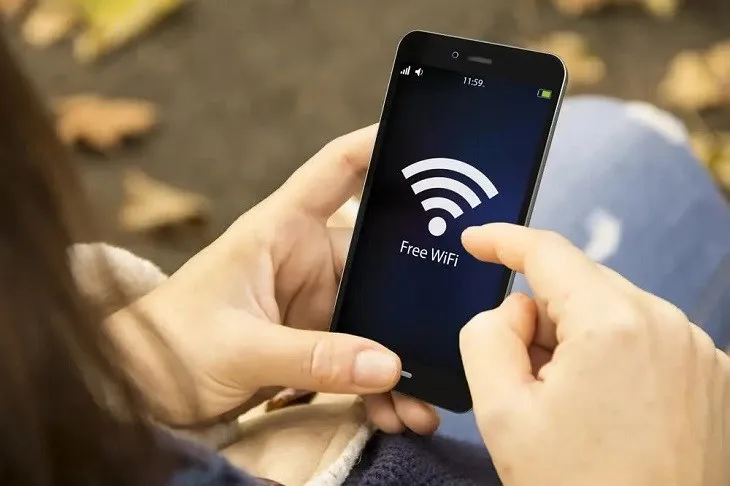 Sử dụng WiFi ở nơi đông người khiến tín hiệu yếu và dễ nhiễu