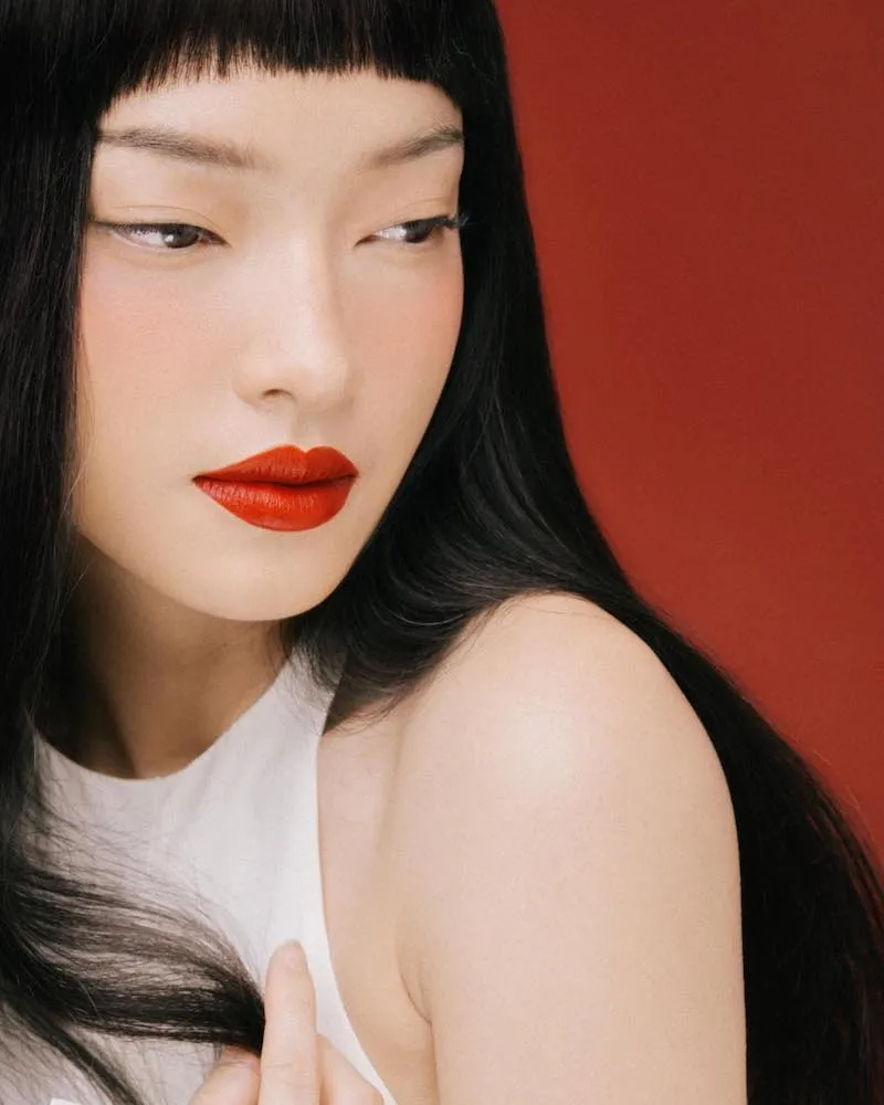 Người phụ nữ với mái tóc mái ngố được tạo kiểu đẹp mắt, tự tin