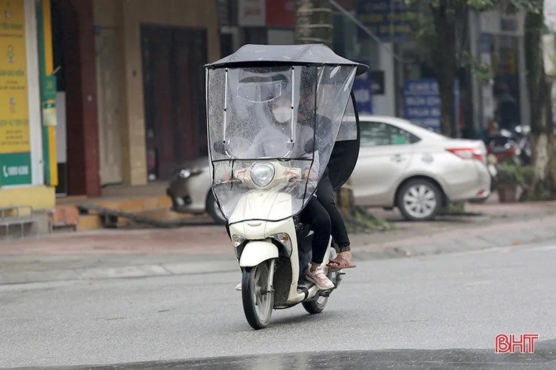 Người điều khiển xe máy tự chế mái che ở Hà Tĩnh, tiềm ẩn nguy cơ mất an toàn giao thông