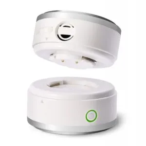 Người mẫu đeo máy lọc không khí cá nhân Airdog FITAIR, thể hiện sự tiện lợi trong việc bảo vệ sức khỏe di động