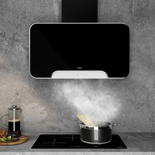 Người dùng thao tác trên bảng điều khiển để bật và điều chỉnh tốc độ máy hút mùi Hafele, minh họa cách sử dụng