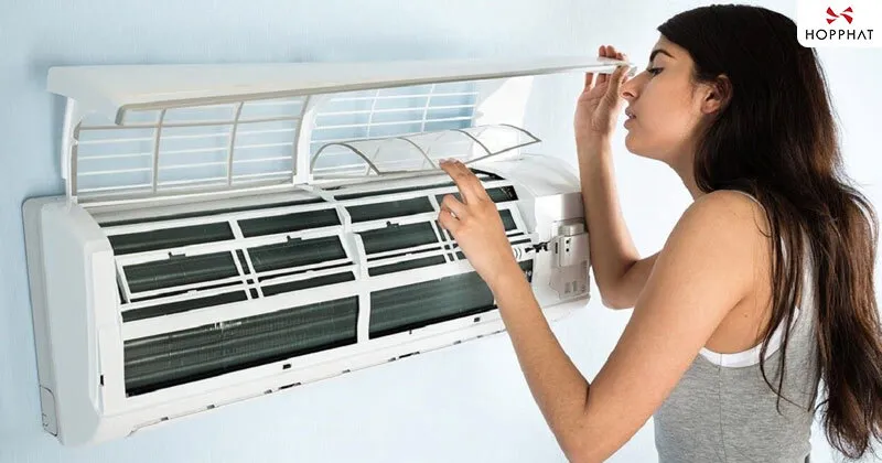 Kỹ thuật viên đang vệ sinh lưới lọc máy lạnh Panasonic để đảm bảo hiệu suất và tiết kiệm điện