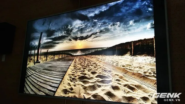 Dây cáp kết nối bên trong TV tự lắp ráp, cho thấy sự gọn gàng