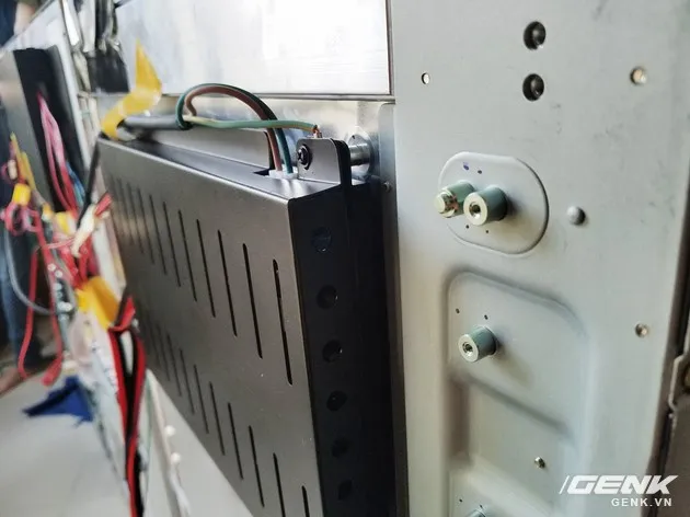 Cận cảnh bo mạch điều khiển (Controller Board) của TV 4K tự lắp