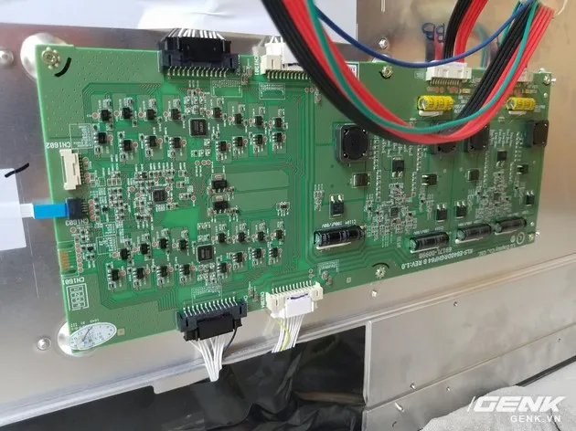 Cận cảnh bo mạch điều khiển 4K với khả năng xử lý tín hiệu tiên tiến, đóng vai trò trung tâm trong quá trình tự lắp ráp TV.